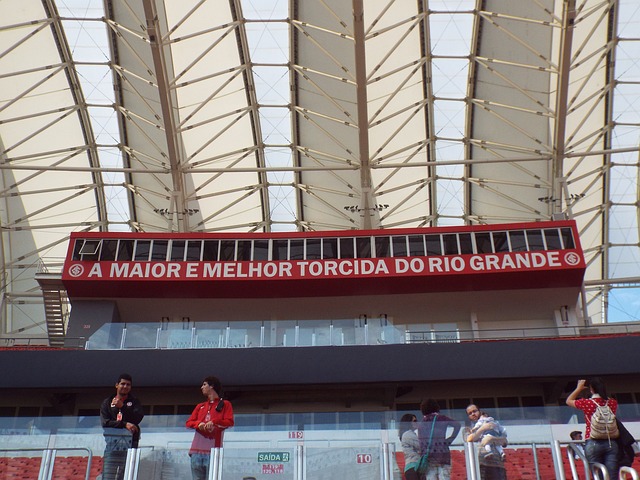 通过引入更 通过引入更